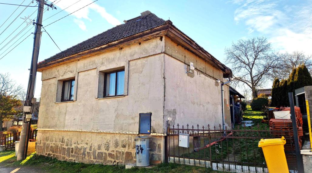 MALÁ  HRADNÁ - starší domček / pekná záhrada