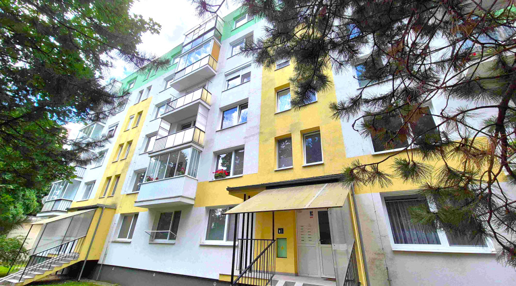 PREDANÉ - BÁNOVCE n. BEBR. – 2 a pol izb. byt / sídl. STRED / ul. Strážovská / 55 m2 / balkón /  IHNEĎ VOĽNÝ