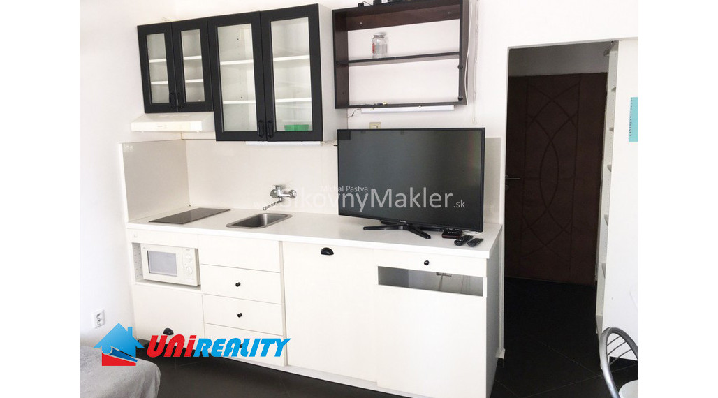 BÁNOVCE NAD BEBRAVOU - Garsónka / širšie centrum / 17 m2