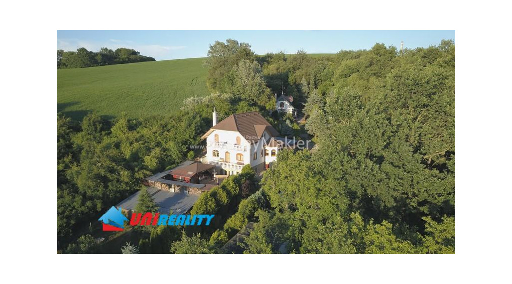 BÁNOVCE NAD BEBRAVOU - 4 - izbový dom na predaj / pozemok 1.730 m2 / IBA U NÁS !!!