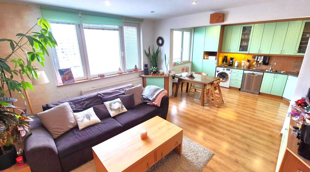 BÁNOVCE n. BEBR. – 4 – izb. byt / sídl. DUBNIČKA / komplet PREROBENÝ/ 83 m2 / balkón