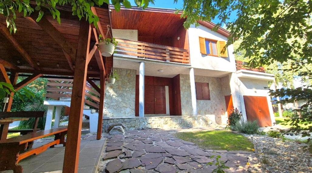 DUCHONKA – unikátna celoročná CHATA / TERASA / altánok / pekné prostredie / KRB +  ústredné kúrenie