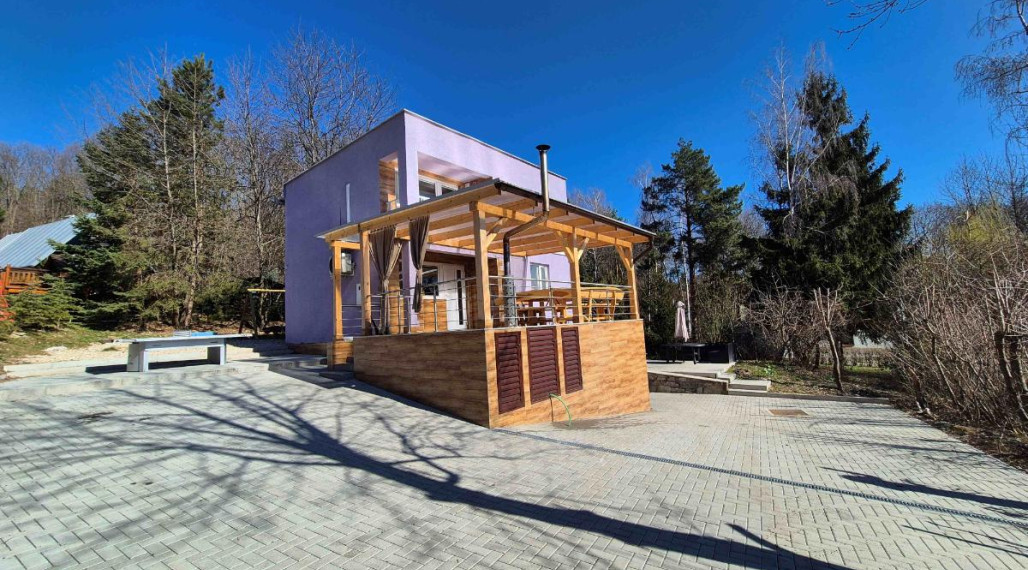 DUCHONKA – pekná celoročná CHATA s VÍRIVKOU / 3 – izby + 2 spoločenské miestnosti / TERASA / pekný pozemok