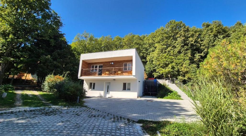 DUCHONKA – famózna celoročná CHATA pod lesom s VEĽKOU  TERASOU / 3 – izby + 1 spoločenská miestnosť / pekný pozemok / FVE na streche