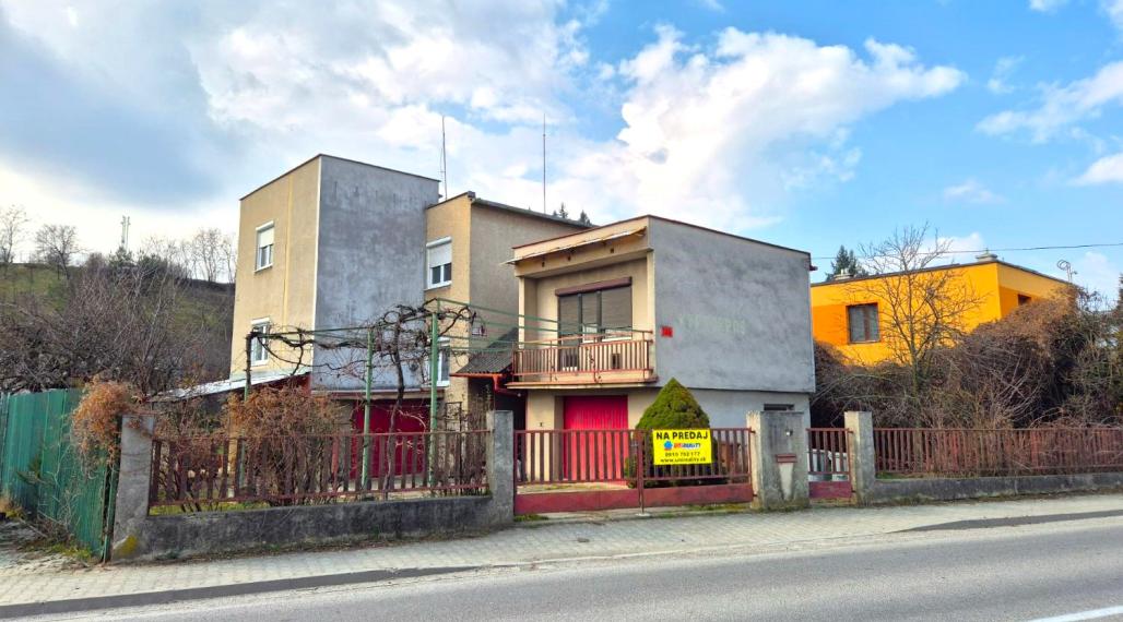 TOPOĽČANY – 7 – izb. dom / lokalita Pod Kalváriou / IHNEĎ voľný / pozemok 1.156 m2 / predaj