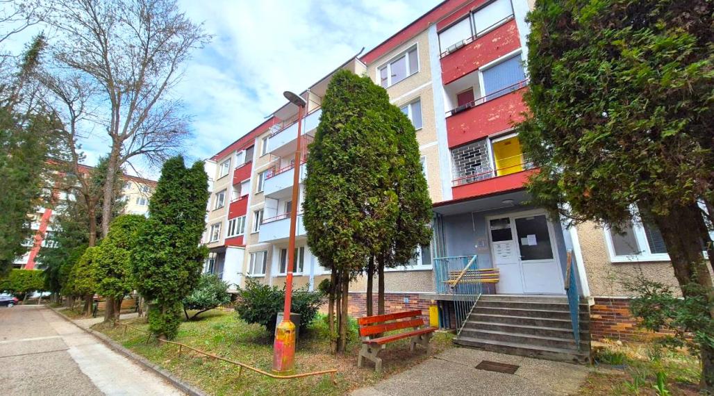 BÁNOVCE n. BEBR. – 2,5 – izb. byt / sídl. SEVER / čiastočne PREROBENÝ/ 62 m2 / balkón