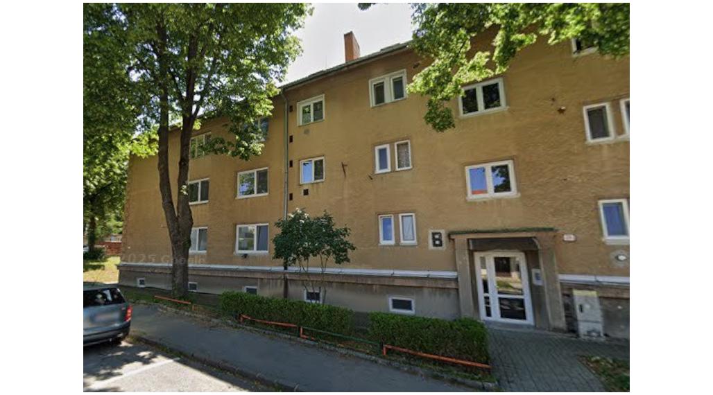 BÁNOVCE NAD BEBRAVOU - 2 izbový byt / K nemocnici / pôvodný stav/ 56 m2