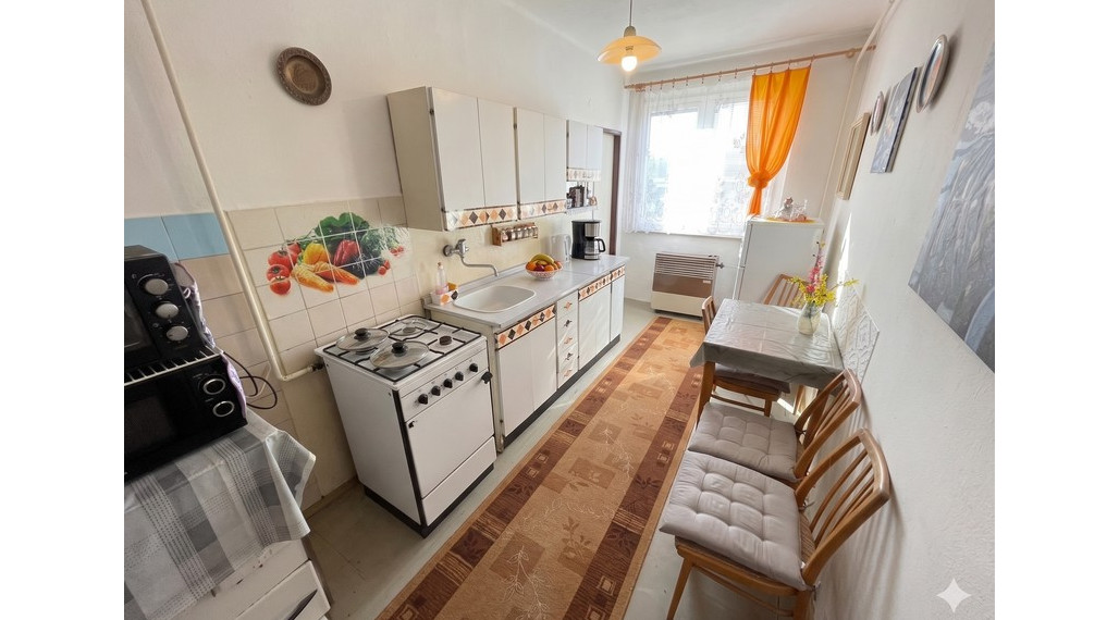 HORNÉ NAŠTICE - Priestranný 3-izbový byt s balkónom / 74 m2