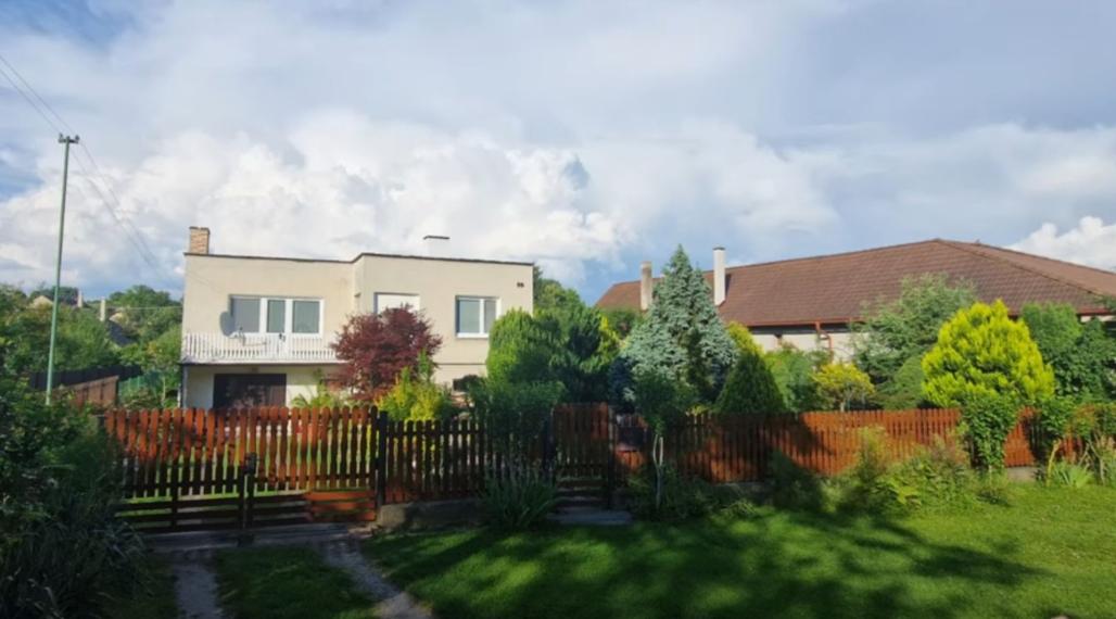 BN – Obec  PEČEŇANY – PEKNÝ – 4 – izbový  dom  v  tichej časti, nádherný pozemok 1.501 m2