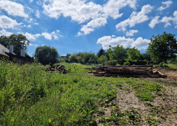 NEMEČKY (okres TOPOĽČANY) – pozemok na predaj o výmere 2.822 m2, ktorý je možné rozdeliť na 2 pozemky