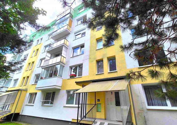 PREDANÉ - BÁNOVCE n. BEBR. – 2 a pol izb. byt / sídl. STRED / ul. Strážovská / 55 m2 / balkón /  IHNEĎ VOĽNÝ