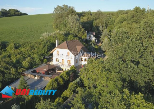 BÁNOVCE NAD BEBRAVOU - 4 - izbový dom na predaj / pozemok 1.730 m2 / IBA U NÁS !!!