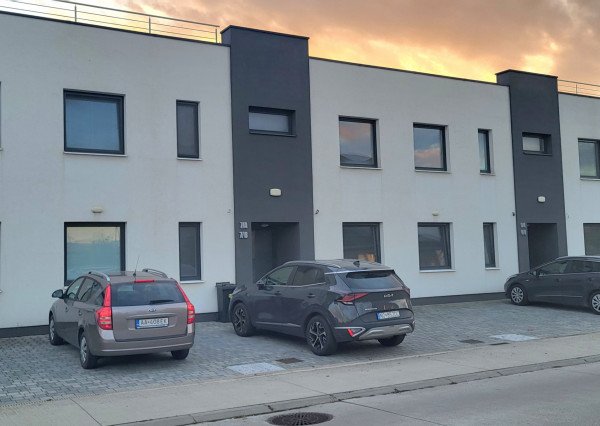 Luxusný 4 izbový byt na predaj, novostavba, čiastočne zariadený v Chorvátskom Grobe, časť Čierna Voda+terasa na streche 87m2 + 2 parkovacie miesta