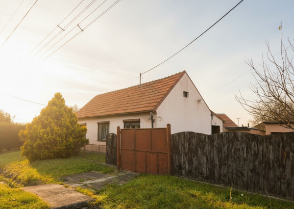 PREDAJ - obec KUCHYŇA - RD 3-izbový / čiastočná rekonštrukcia / IHNEĎ voľný