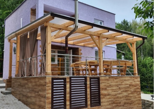 DUCHONKA – exkluzívne pekná celoročná CHATA s VÍRIVKOU / 3 – izby + 2 spoločenské miestnosti / TERASA / pekný pozemok