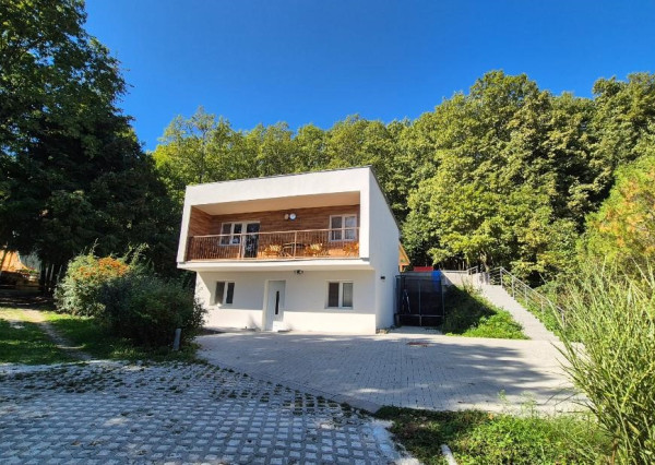 DUCHONKA – famózna celoročná CHATA pod lesom s VEĽKOU  TERASOU / 3 – izby + 1 spoločenská miestnosť / pekný pozemok / FVE na streche