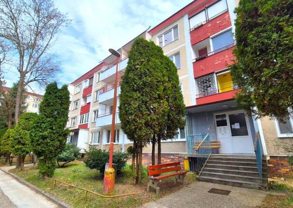 BÁNOVCE n. BEBR. – 2,5 – izb. byt / sídl. SEVER / čiastočne PREROBENÝ/ 62 m2 / balkón