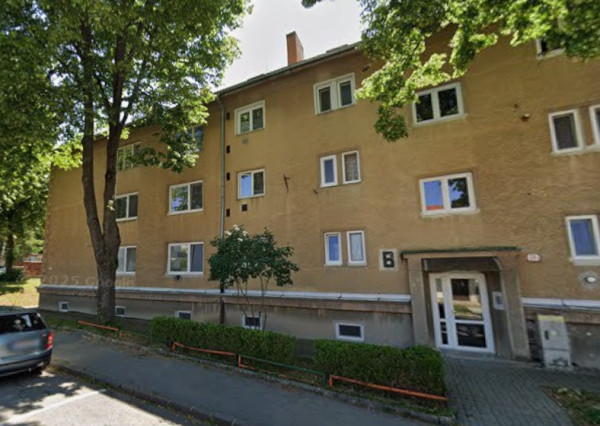 BÁNOVCE NAD BEBRAVOU - 2 izbový byt / K nemocnici / pôvodný stav/ 56 m2