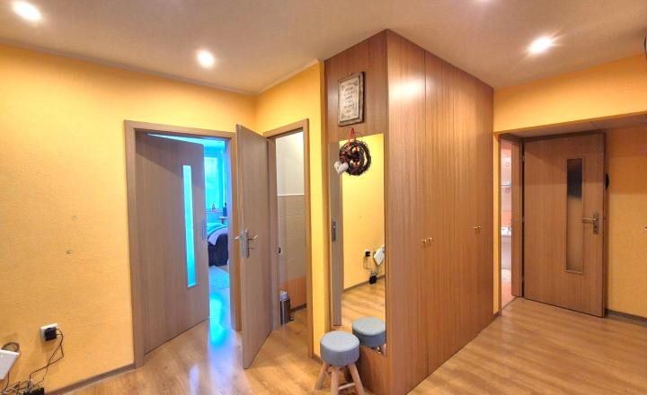 BÁNOVCE n. BEBR. – 4 – izb. byt / sídl. DUBNIČKA / komplet PREROBENÝ/ 83 m2 / balkón - fotografia 7