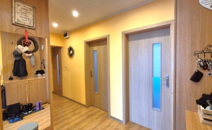 BÁNOVCE n. BEBR. – 4 – izb. byt / sídl. DUBNIČKA / komplet PREROBENÝ/ 83 m2 / balkón - fotografia 8