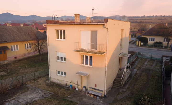 PODLUŽANY - dvojpodlažný rodinný dom / pozemok 1.897 m2 - fotografia 1