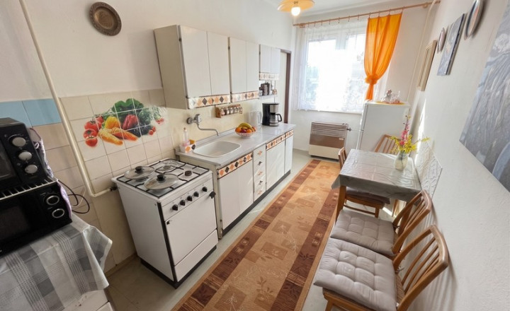 HORNÉ NAŠTICE - Priestranný 3-izbový byt s balkónom / 74 m2
