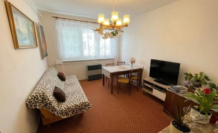 HORNÉ NAŠTICE - Priestranný 3-izbový byt s balkónom / 74 m2 - fotografia 1