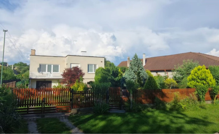 BN – Obec  PEČEŇANY – PEKNÝ – 4 – izbový  dom  v  tichej časti, nádherný pozemok 1.501 m2