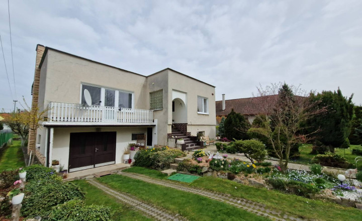 BN – Obec  PEČEŇANY – PEKNÝ – 4 – izbový  dom  v  tichej časti, nádherný pozemok 1.501 m2 - fotografia 1