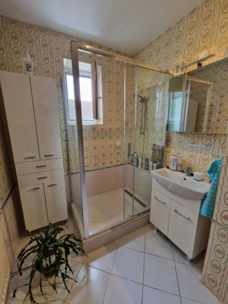 BN – Obec  PEČEŇANY – PEKNÝ – 4 – izbový  dom  v  tichej časti, nádherný pozemok 1.501 m2 - fotografia 10