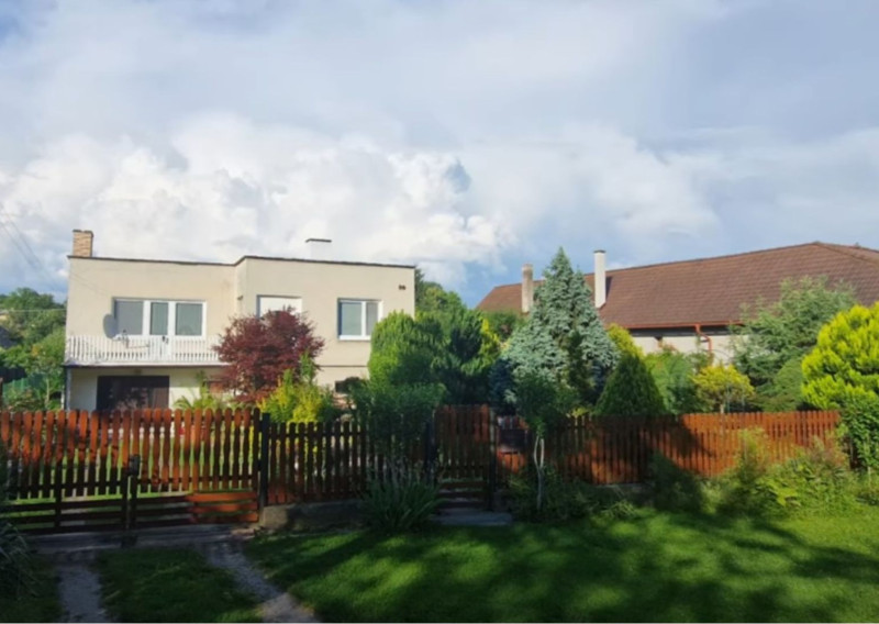 BN – Obec  PEČEŇANY – PEKNÝ – 4 – izbový  dom  v  tichej časti, nádherný pozemok 1.501 m2